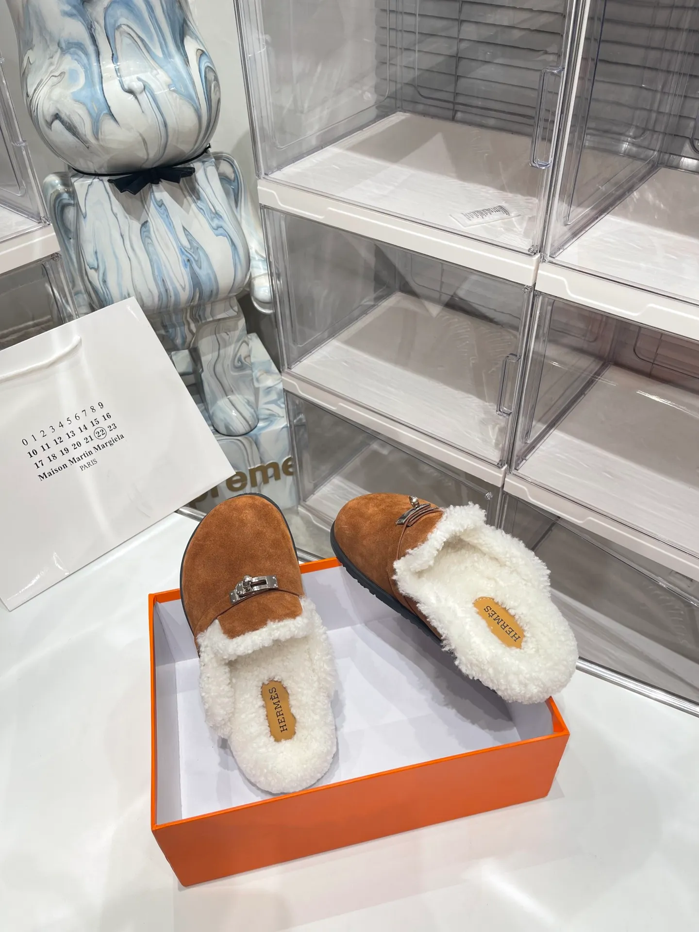 【HERMESG】Furry mop P: 580💰 ●Number of sizes: Men 39-44 (45 custom-made) Women 35-40 (41.42 custom-made) HERMES Hermès cute half-movers.  Classic family language design! It looks good no matter how you match it! Casual and high-end feeling, the comfort is also great, paired with various colorful socks, it has a trendy high-end feel. The top version is made of high-quality real wool ●Upper: imported cow suede ●Inner: imported sheepskin one piece ●Foot: imported mixed sheepskin ●Outsole: Tpu non-slip and wear-resistant outsole.